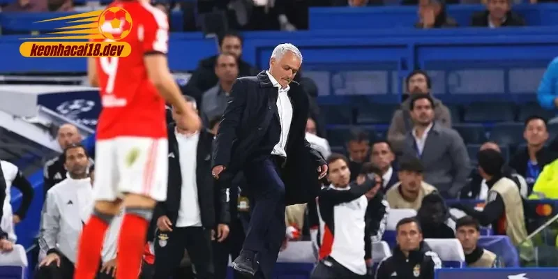 Sự cố hy hữu trong trận Chelsea – Benfica ở Champions League